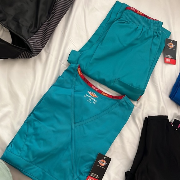 5 sets of scrubs - Picture 2 of 6